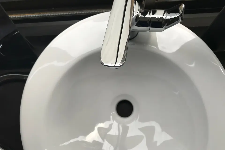 Witte wastafel met een nieuwe kraan
